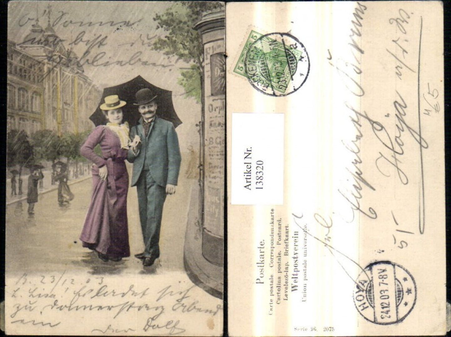 138320,Frau m. Mann Kleid Anzug Hut Melone Regenschirm Schirm b. Litfaßsäule