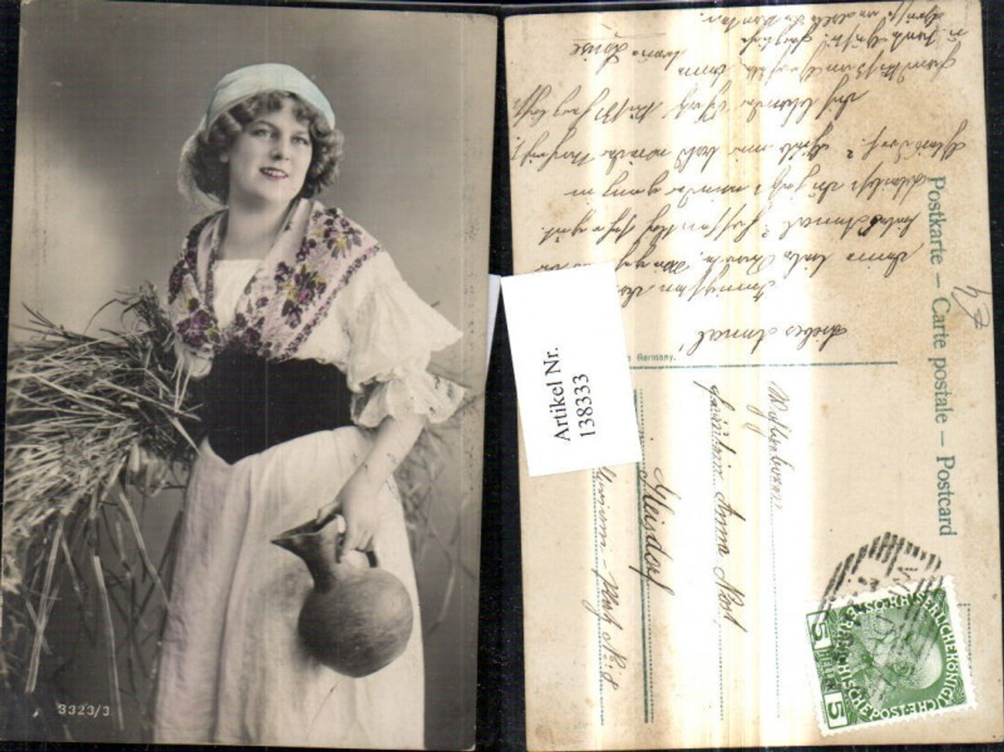 138333,Frau Tracht Kopftuch m. Krug Stroh i. Arm