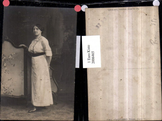 2006465,Frau m. Kleid Ganzkörperportrait pub Daquerre Trieste