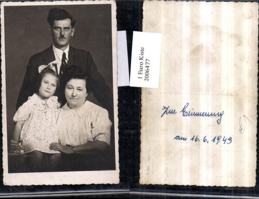 2006477,Foto AK Mann m. Krawatte u. Frau m. Kind Familie Portrait 1943