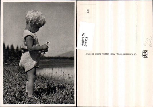 241378,SOS Kinderdorf 8/57 Kind m. Blume Margerite Wiese