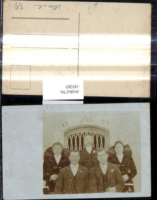 145203,Foto Ak Frauen i. Tracht Mode schwarzes Kopftuch Männer Anzug