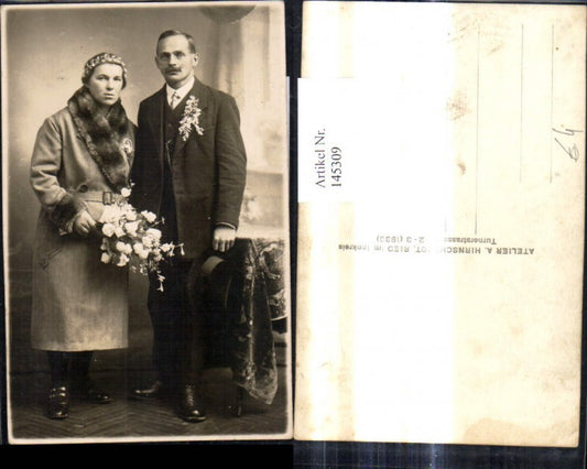 145309,Foto Frau Mode Mantel m. Pelzkragen Pelz Haarkranz Brautpaar Hochzeitsbild Blumenstrauß