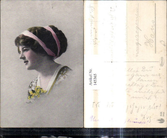 145365,Frau m. Haarband Blumen a. Kleid Portrait