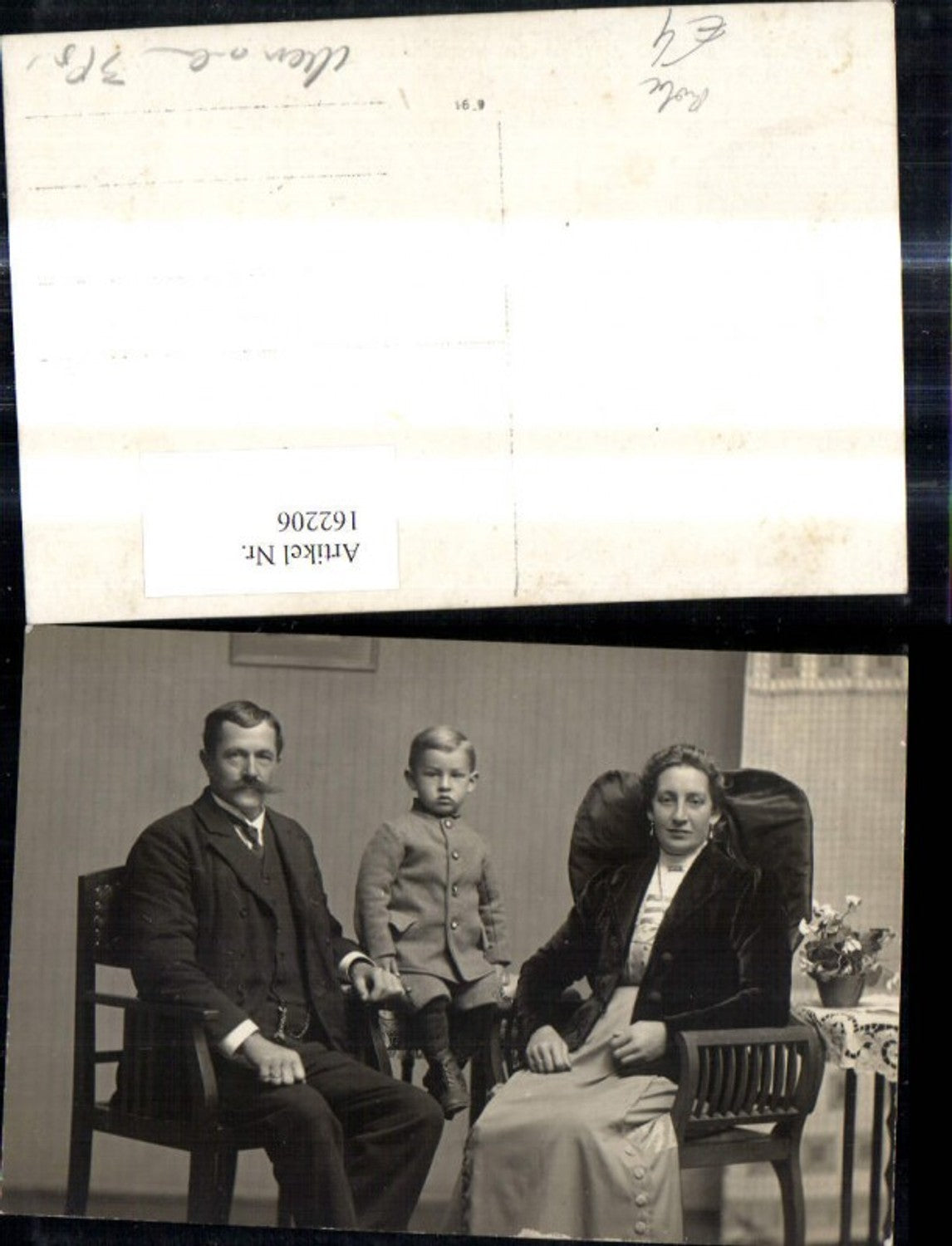 162206,Foto Ak Paar m. Kind Bub Junge Frau Tracht schwarzes Kopftuch z. Schwalbenschwanz gebunden