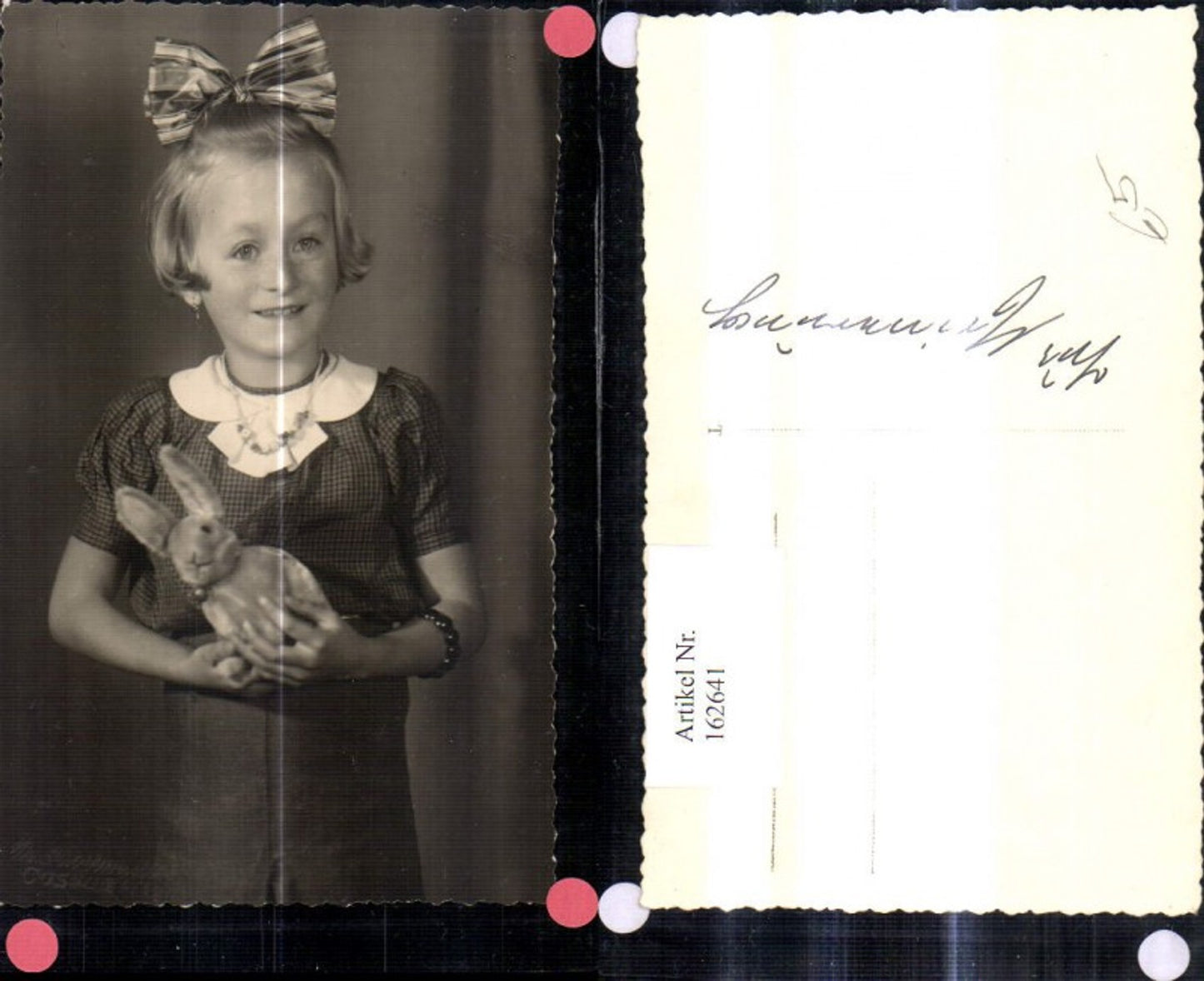 162641,Foto Ak Kind Mädchen m. Spielzeug Hasen Plüschhasen Schleife i. Haar