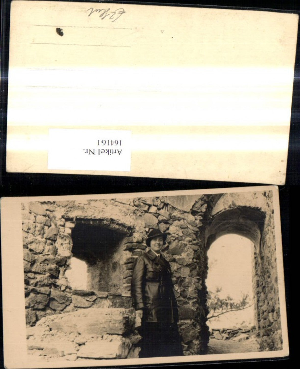 164161,Foto Ak Frau m. Hut Burg Ruine