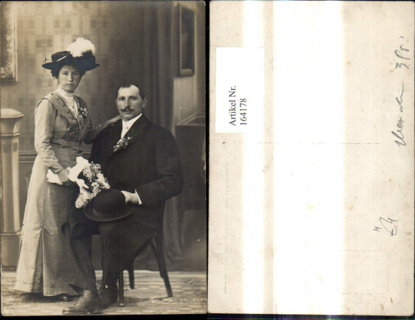 164178,Foto Ak Paar Frau m. Hut Mann m. Melone Hutmode Anzug Blumenstrauß