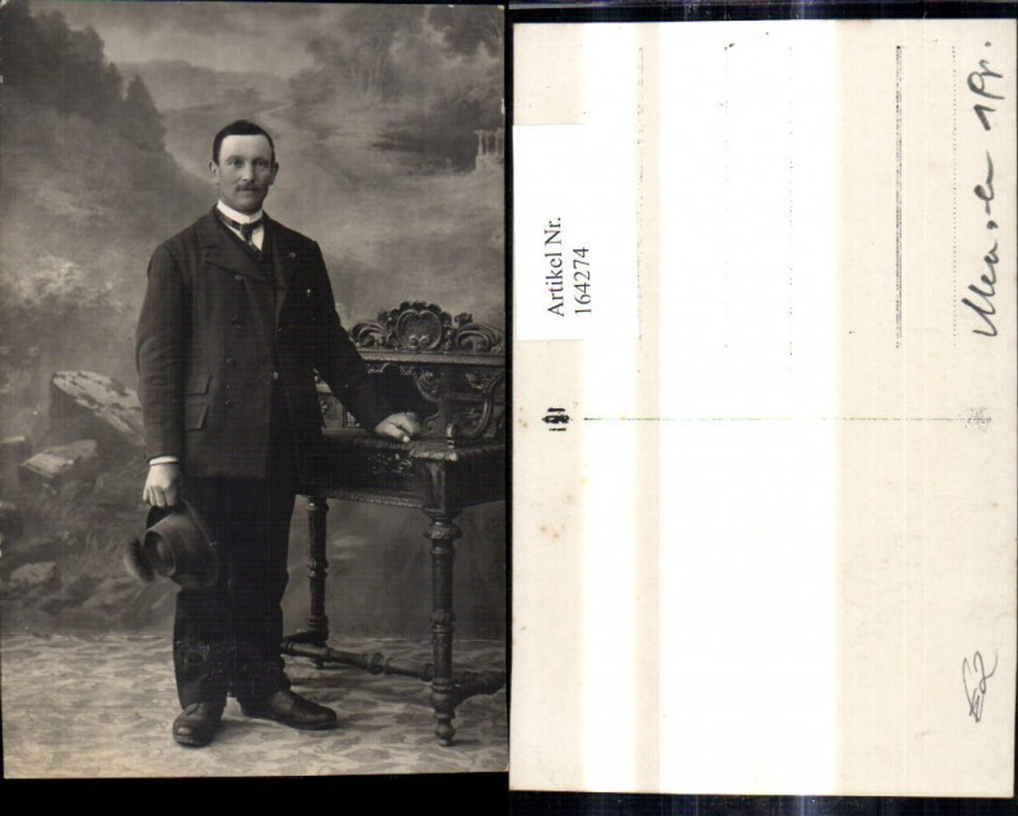 164274,Mann m. Anzug Hut i. Hand