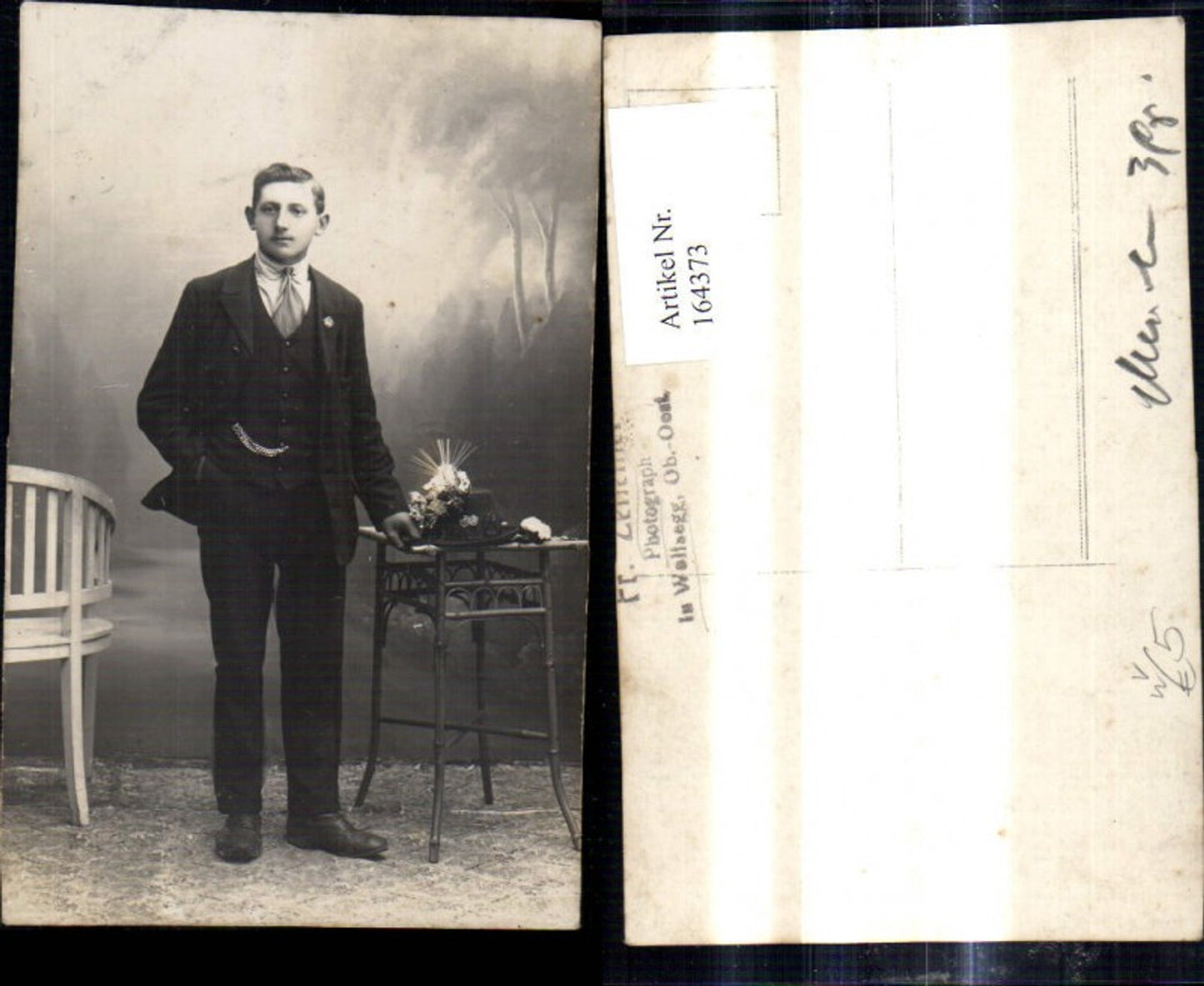 164373,Foto Ak Mann m. Anzug Hut a. Tisch pub Wolfsegg H. Zehetner