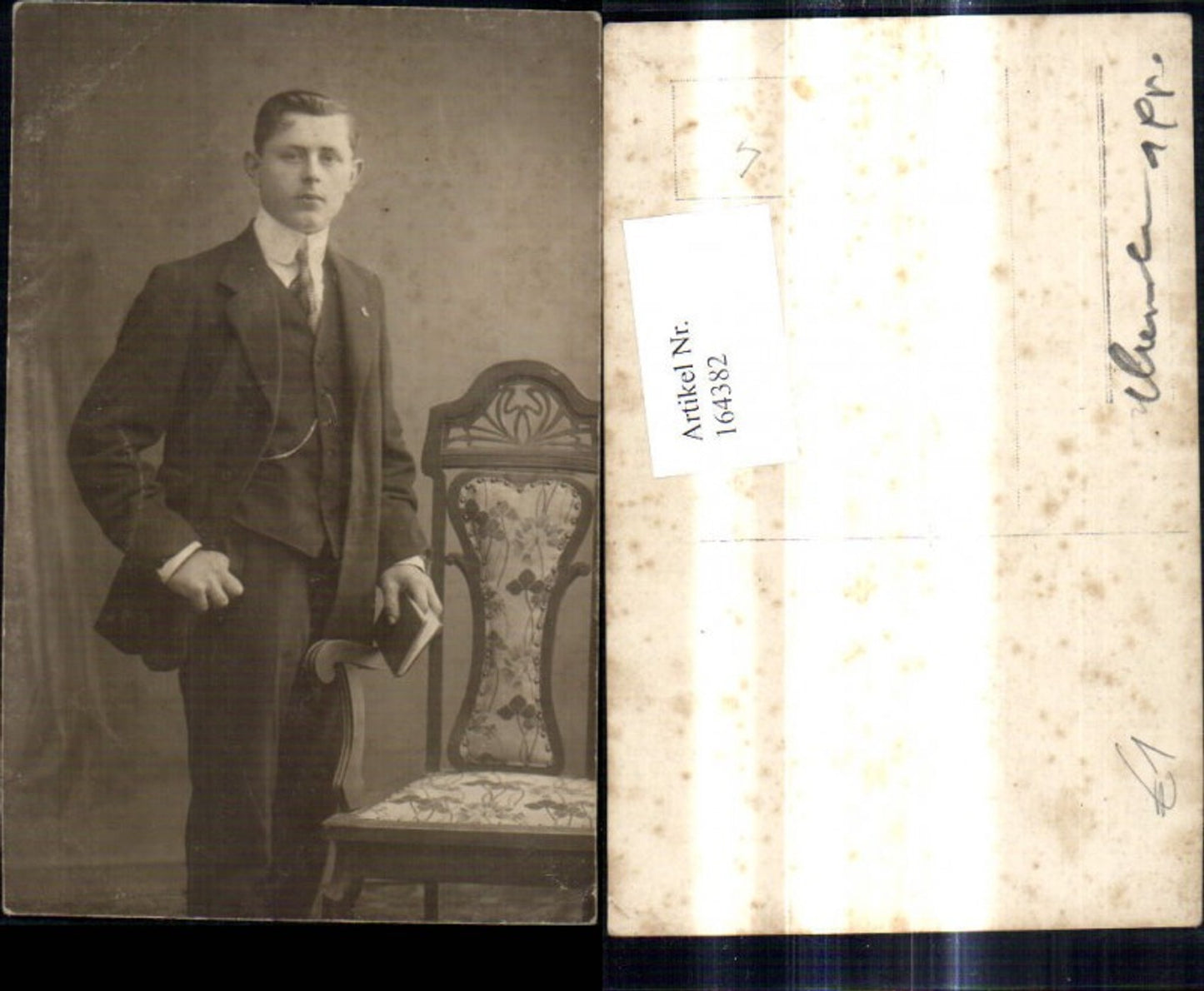 164382,Foto Ak Mann m. Anzug Buch i. Hand