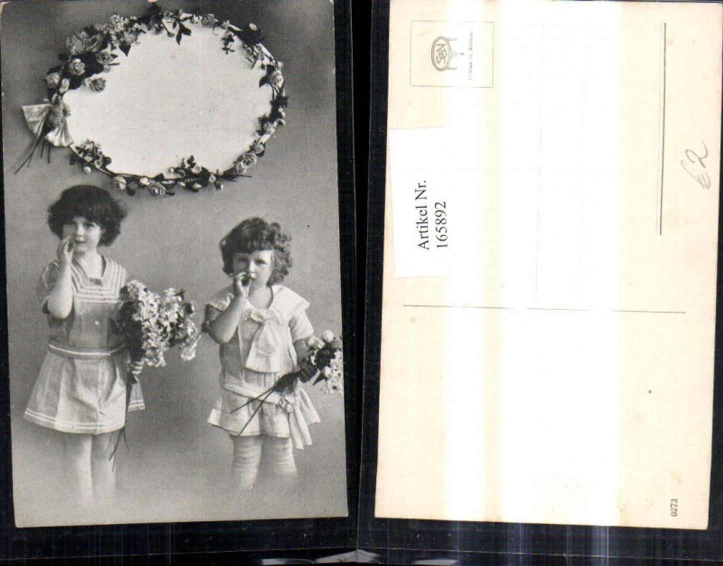 165892,Foto Ak Mädchen Matrosenkleid m. Blumen Strauß