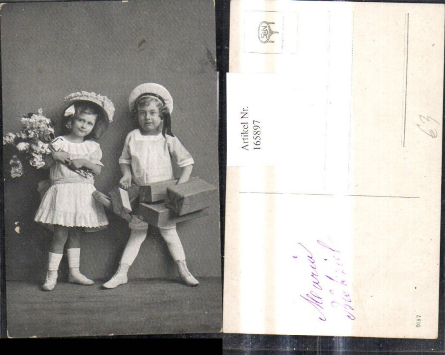 165897,Foto Ak Kinder Matrosenanzug Kleid Hut Pakete Blumen Strauß