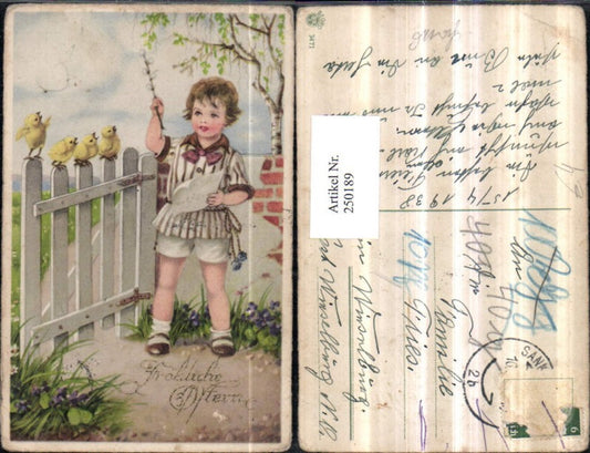 250189,Ostern Junge m. Papierblatt Dirigent Küken Gartentür