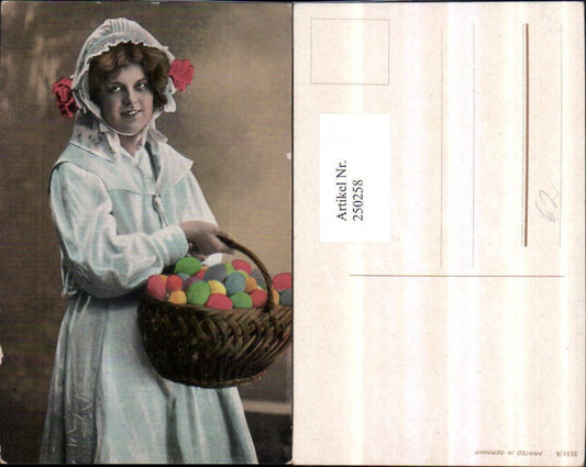 250258,Ostern Frau m. Haube Korb voll bunter Eier Ostereier