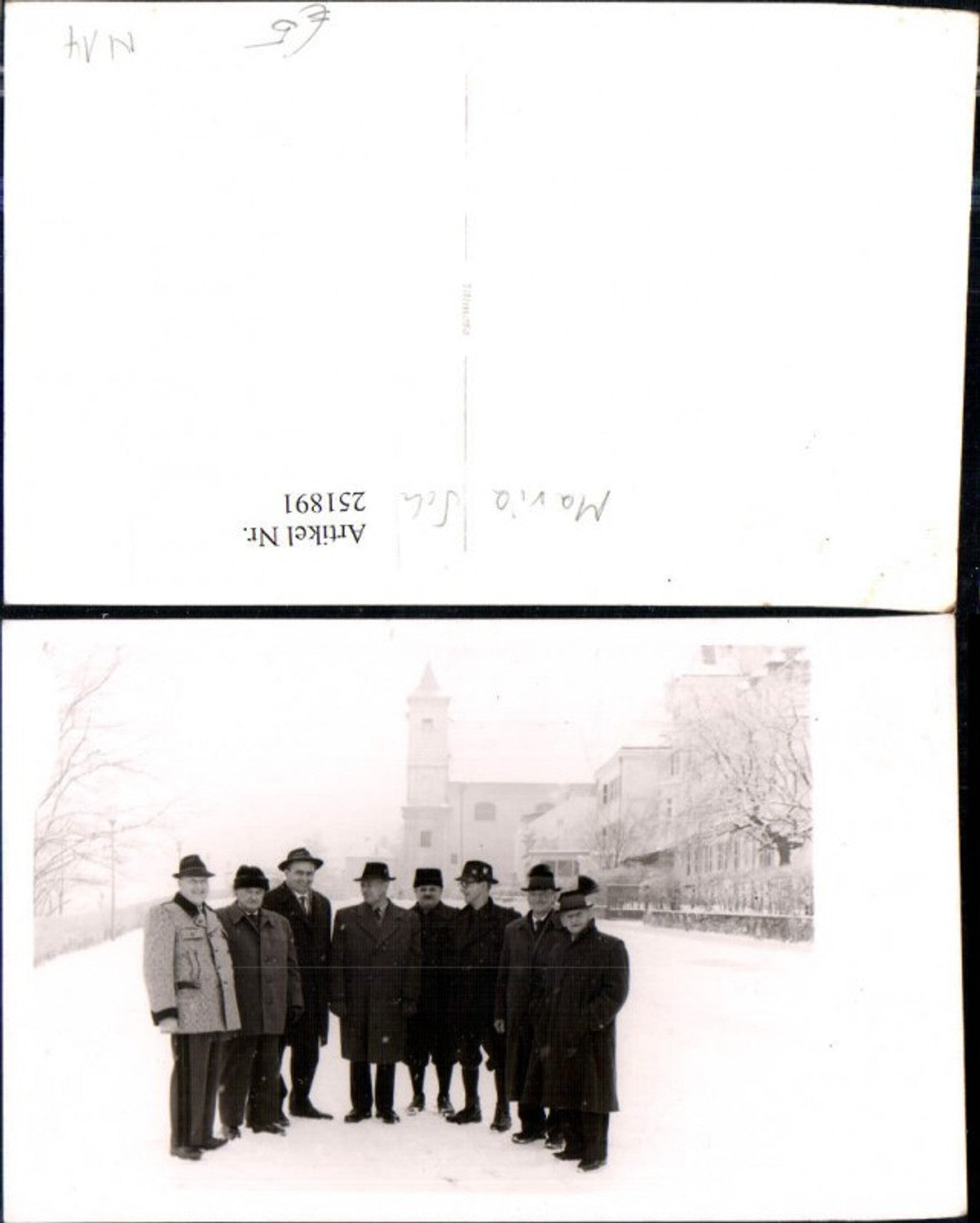 251891,Foto AK Maria Schutz am Semmering Kirche Männer m. Hüten Federhut Winterbild
