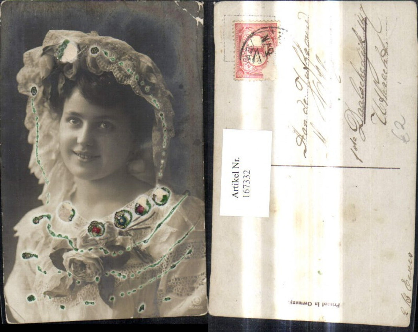 167332,Frau m. Schleier Kopftuch Rose a. Kleid