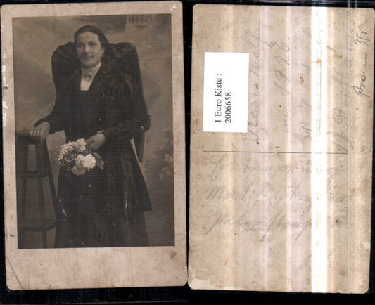 2006658,Foto AK Frau in französische Tracht Schwarz m. Blumenstrauß Tischchen