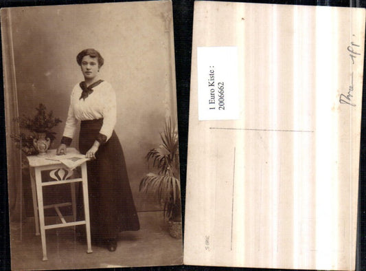 2006662,Foto AK Frau m. Halstuch Bluse Rock Tischchen Vase