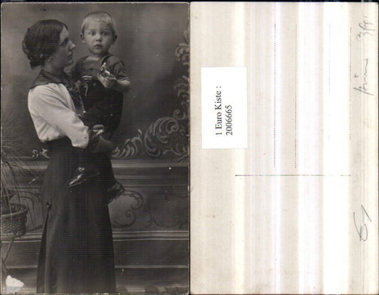 2006665,Frau Mutter m. Kind Hosenträger