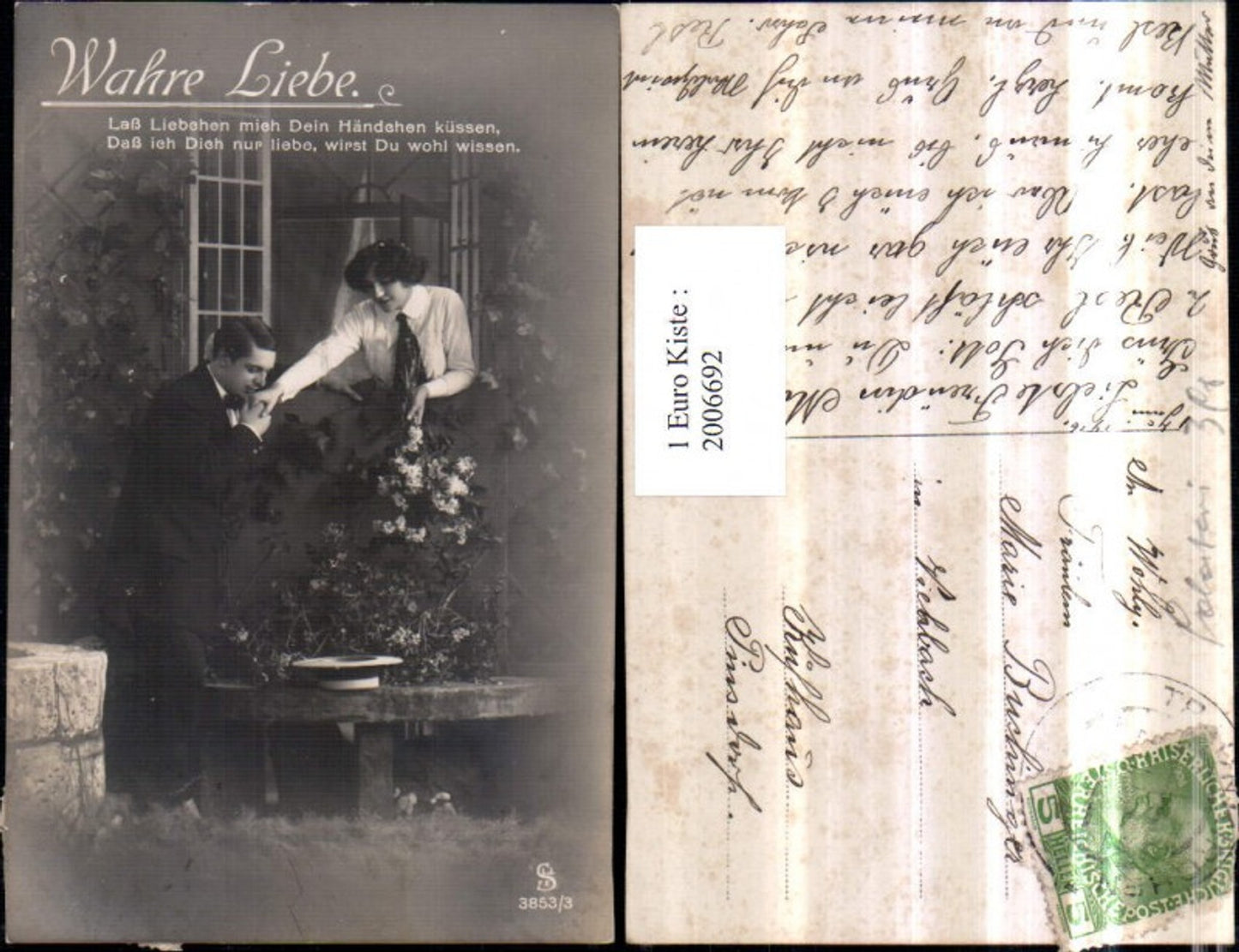 2006692,Wahre Liebe Liebespaar Mann küsst die Hand d. Frau Fenster Hut Blumenstrauß