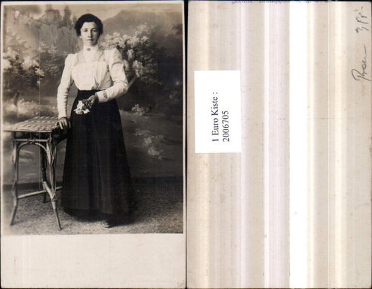 2006705,Foto AK Frau m. Bluse Rock Ganzkörperportrait Tischchen Fototapete