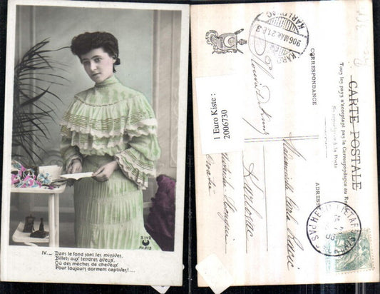 2006730,Frau m. Kleid Brief Papier Zettel Tischchen Blumen