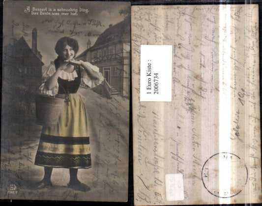 2006734,Frau in Tracht Bluse Schürze Eimer Straßenansicht Häuser