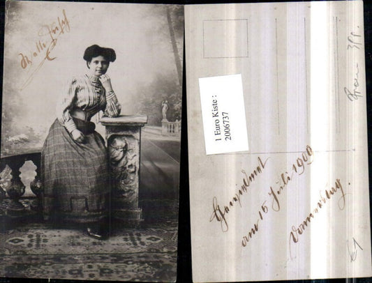 2006737,Frau m. Bluse Rock Kette Geländer 1909