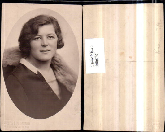 2006745,Frau Portrait m. Fellstola pub Atelier L. Weitzmann