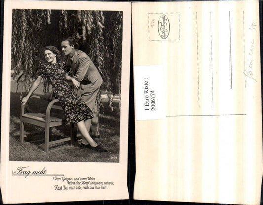 2006774,Frag nicht Text Spruch Liebespaar Mann m. Anzug Frau m. Kleid Stuhl Sessel Weide Baum