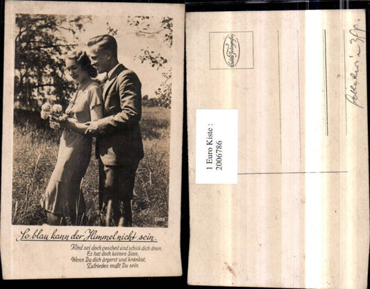 2006786,So blau kann der Himmel nicht sein Spruch Text Liebespaar Mann m. Anzug Frau m. Kleid Blumenstrauß Wiese