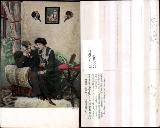 2006789,Frau m. Kleid Kette tröstet Mann m. Anzug Fellteppich Tischchen Bilder Vorhang