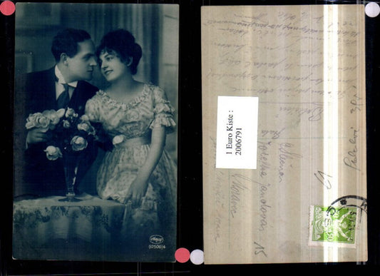 2006791,Liebe Liebespaar Frau m. Kleid Mann m. Anzug Rosenstrauß Vase