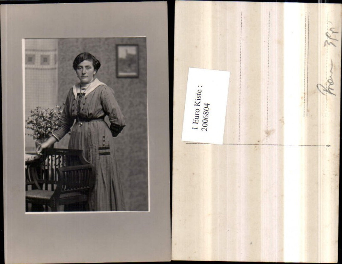2006804,Frau m. Kleid Kette Portrait Stuhl Sessel Blumenstrauß Passepartout