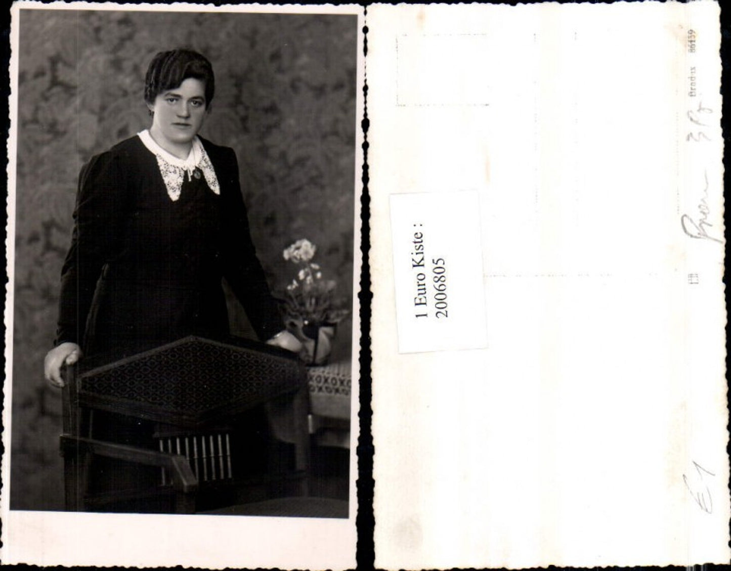 2006805,Foto AK Frau m. Kette Kleid Portrait Stuhl Sessel Blumenvase Blume