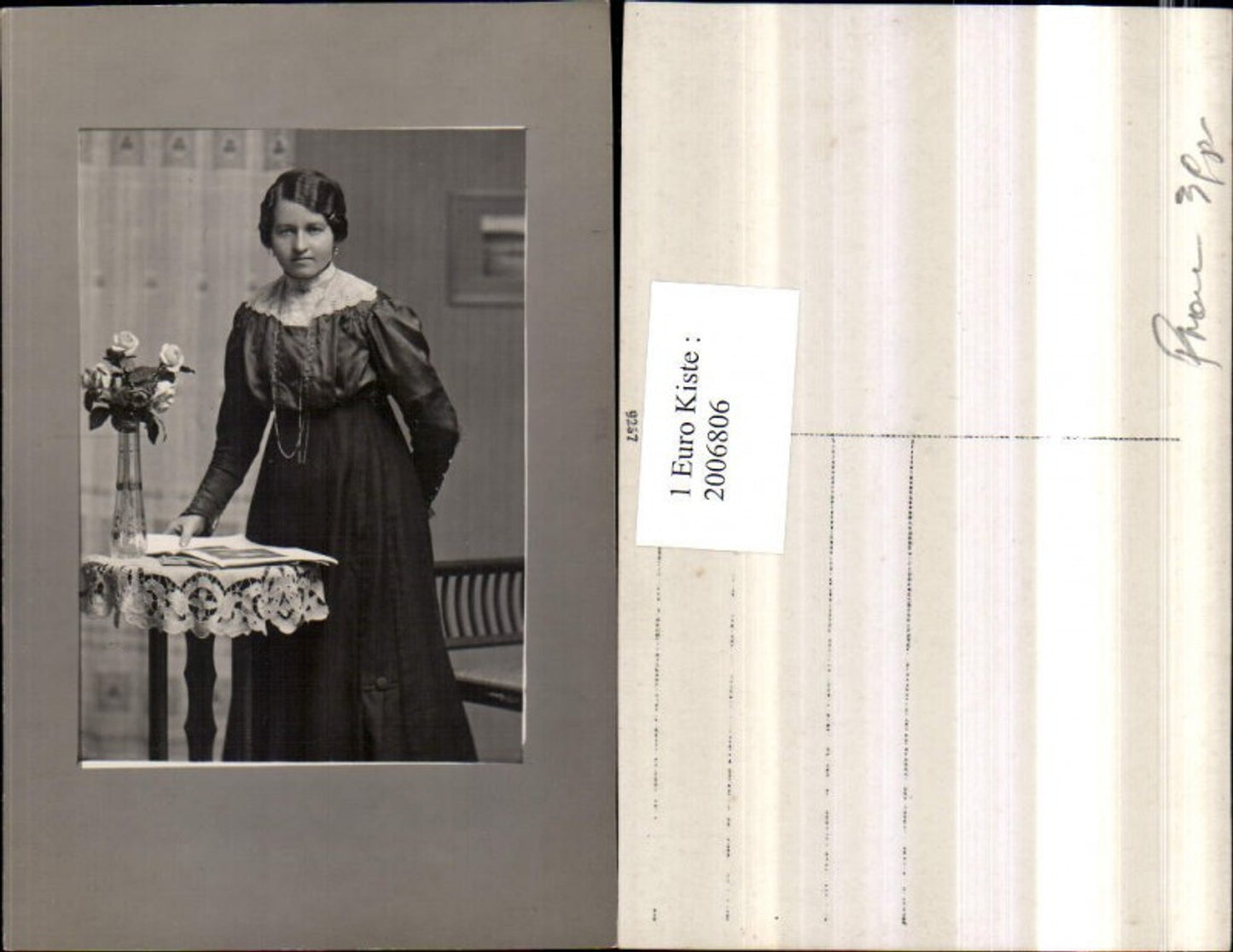 2006806,Frau m. Kette Bluse Rock Portrait Tischchen Rosenstrauß Vase Passepartout