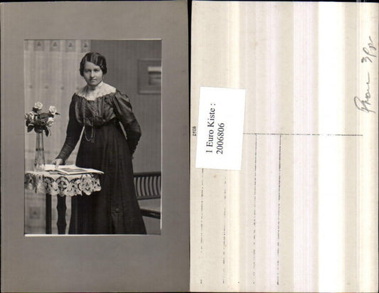 2006806,Frau m. Kette Bluse Rock Portrait Tischchen Rosenstrauß Vase Passepartout