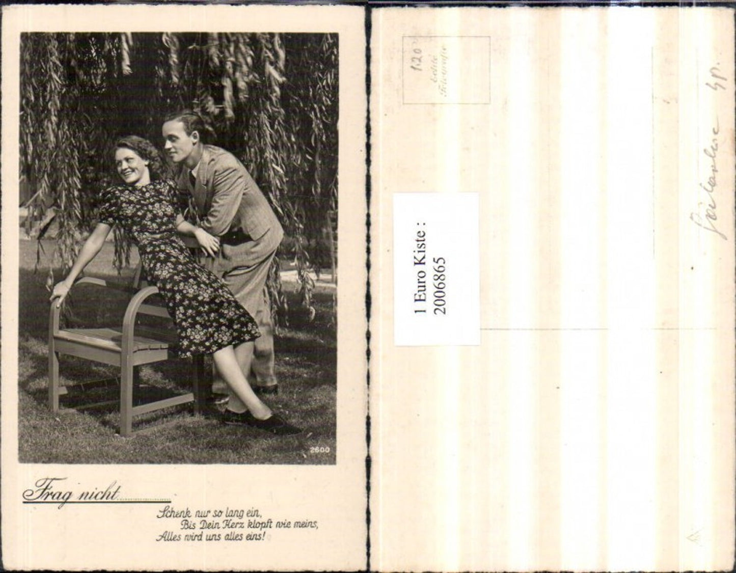 2006865,Frag nicht Spruch Text Mann m. Anzug Frau m. Kleid Stuhl Sessel Baum Weide