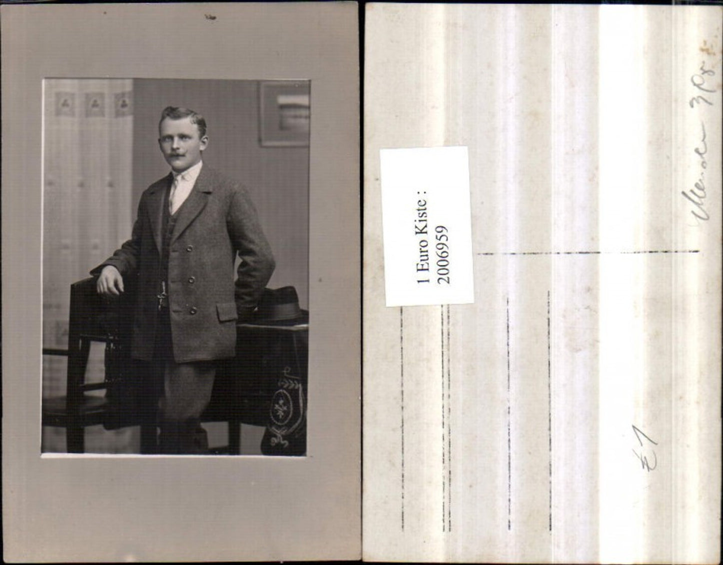 2006959,Foto AK Mann m. Bart Anzug Krawatte Stuhl Sessel Hut