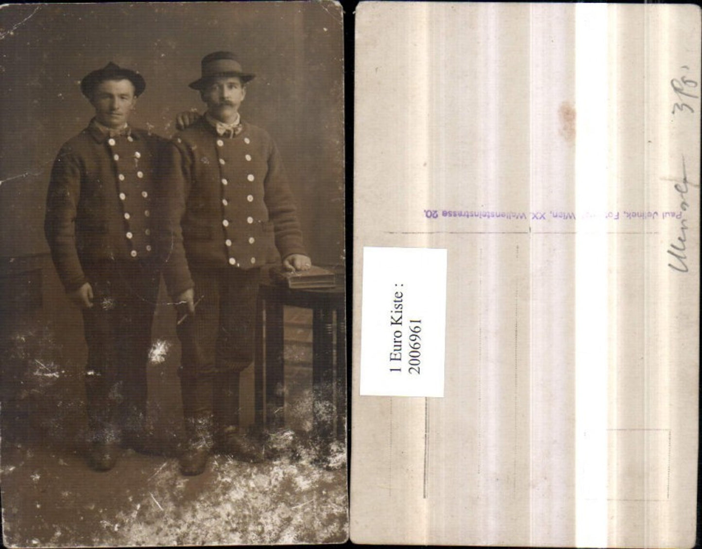 2006961,Foto AK Männer m. Mäntel Hüten Buch Füllfeder pub Foto Paul Jelinek Wien