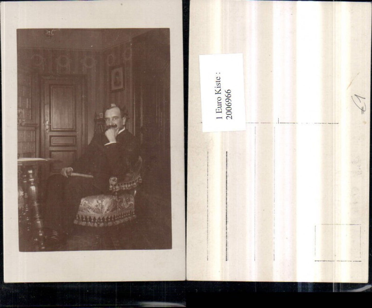 2006966,Foto AK Man m. Bart Stuhl Sessel Buch Zimmertür