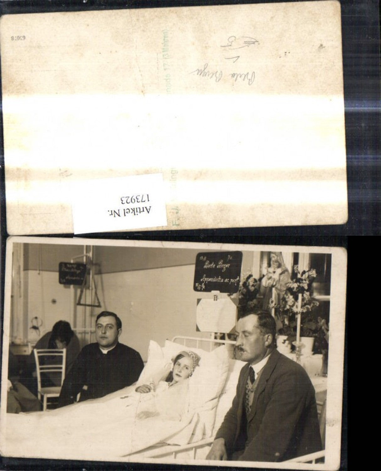 173923,Foto Ak Mädchen Berta Berger i. Krankenbett Priester Mann sitzen daneben pub F. J. Weidinger
