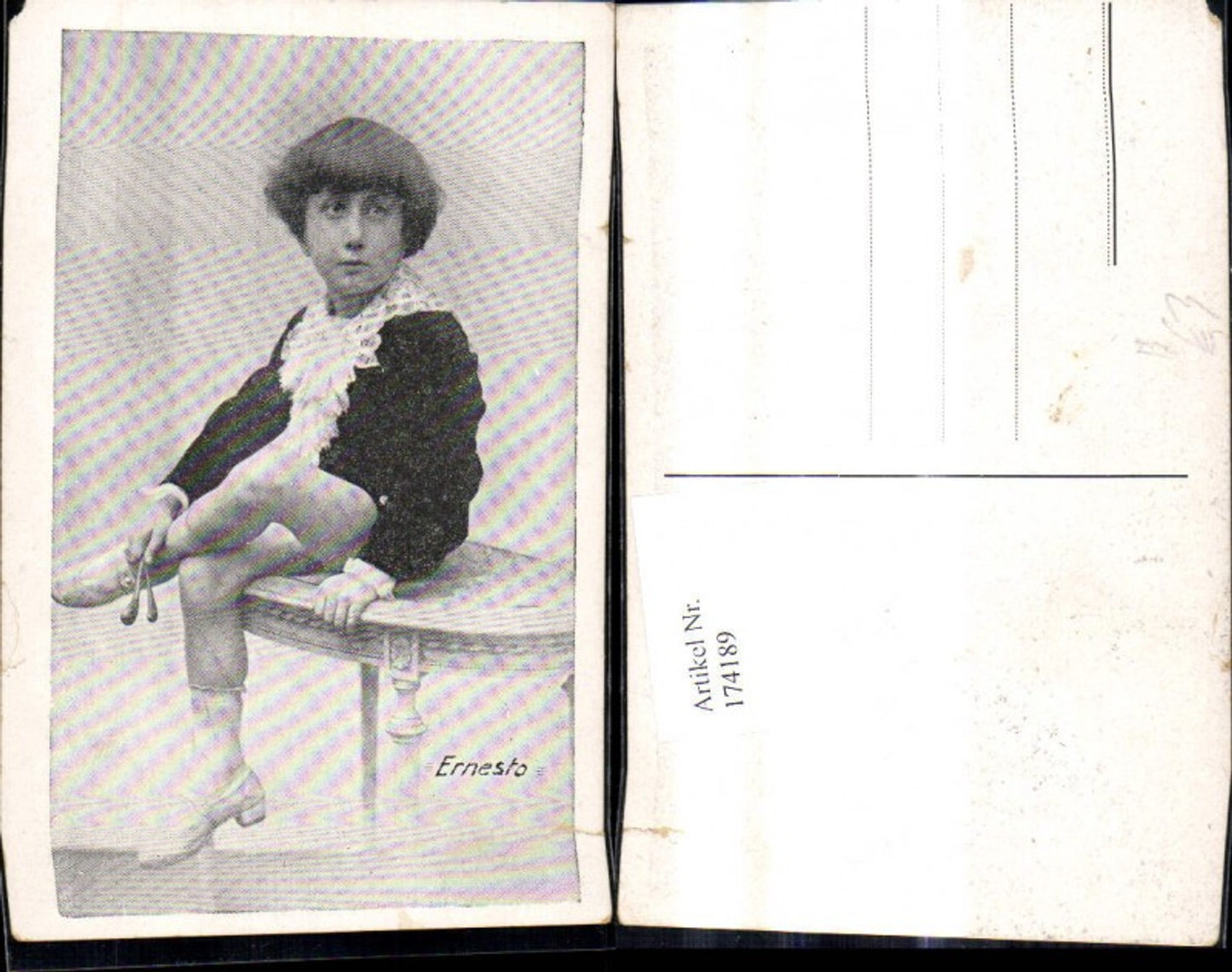 174189,Kind Junge Bub sitzt a. Tisch