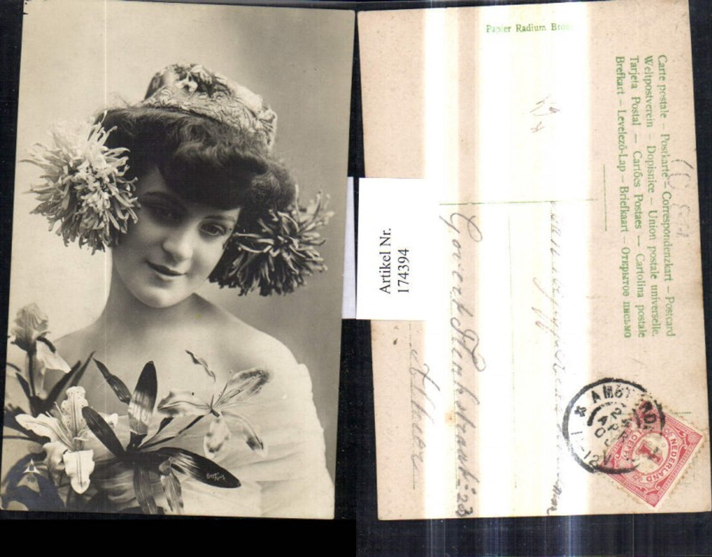 174394,Foto Ak Boyer Paris Frau m. Hut Kappe Blumen i. Haar Lilien i. Hand