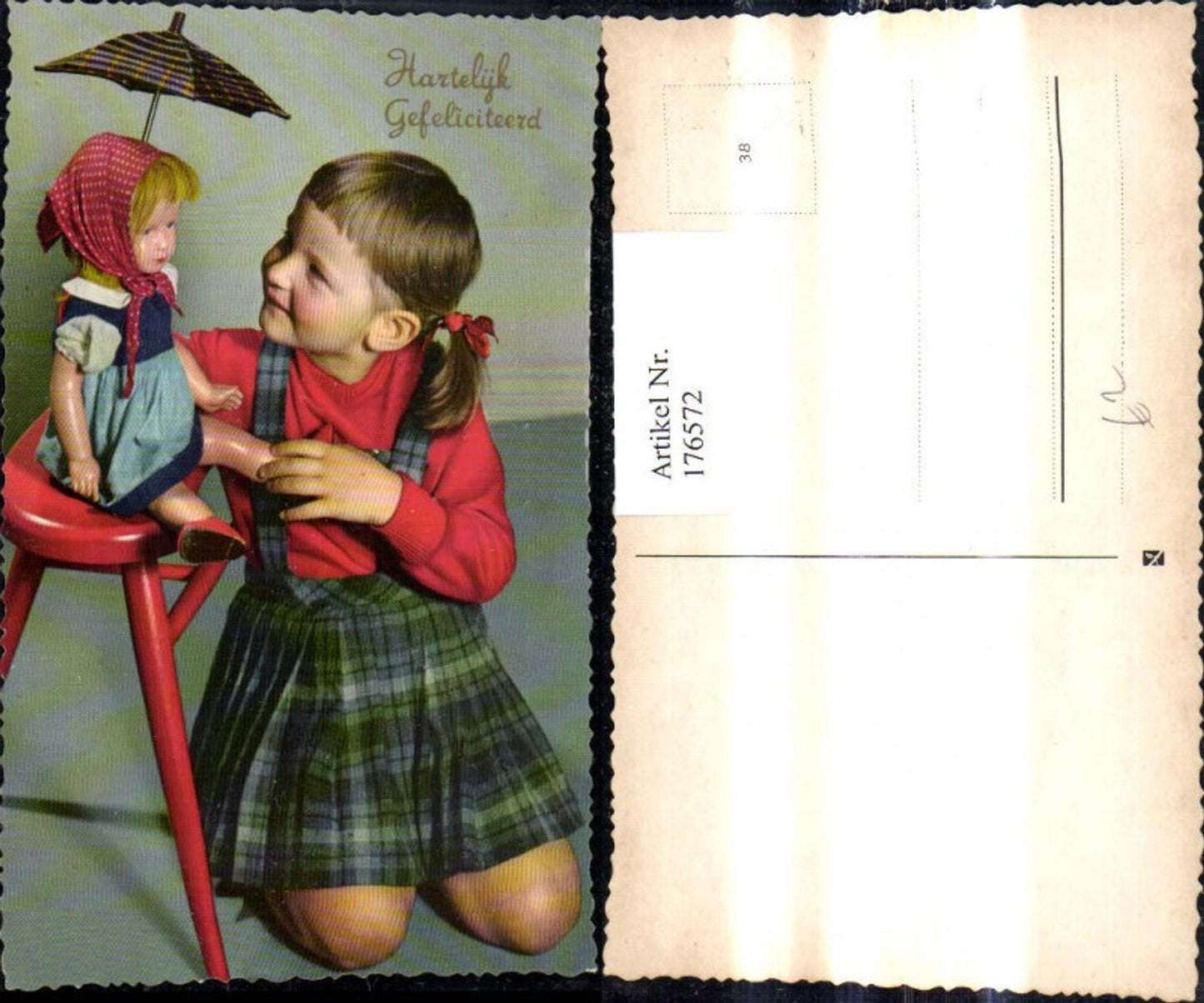 176572,Kind Mädchen m. Puppe Schirm b. Hocker Hartelijk Gefeliciteerd