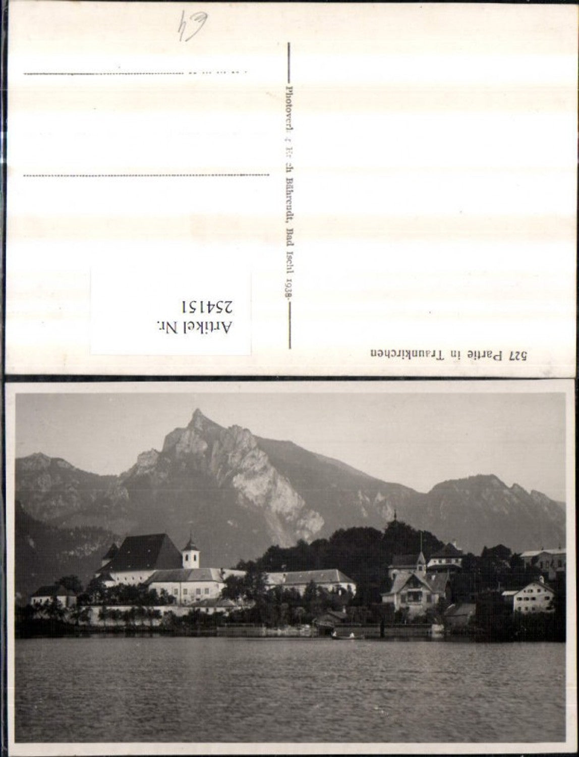 254151,Traunkirchen Teilansicht Kirche Bergkulisse