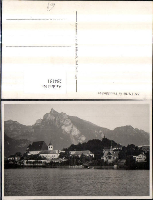 254151,Traunkirchen Teilansicht Kirche Bergkulisse