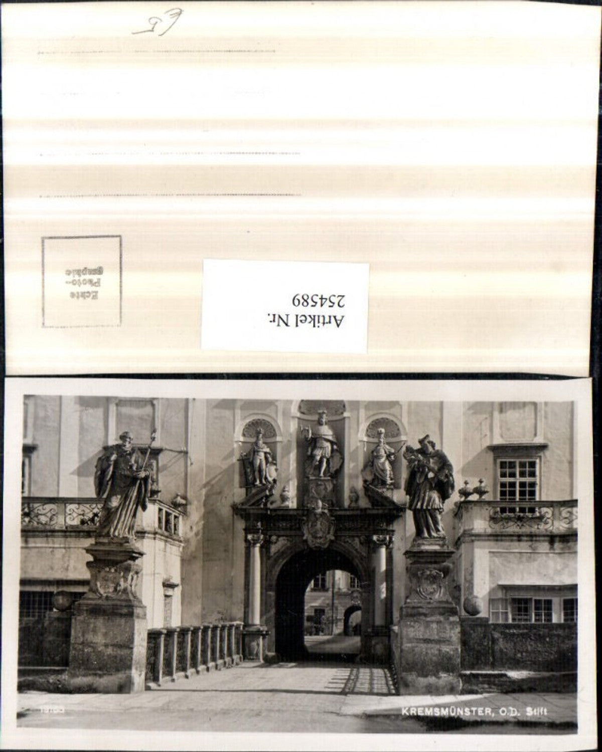 254589,Kremsmünster Stift Portal Statuen