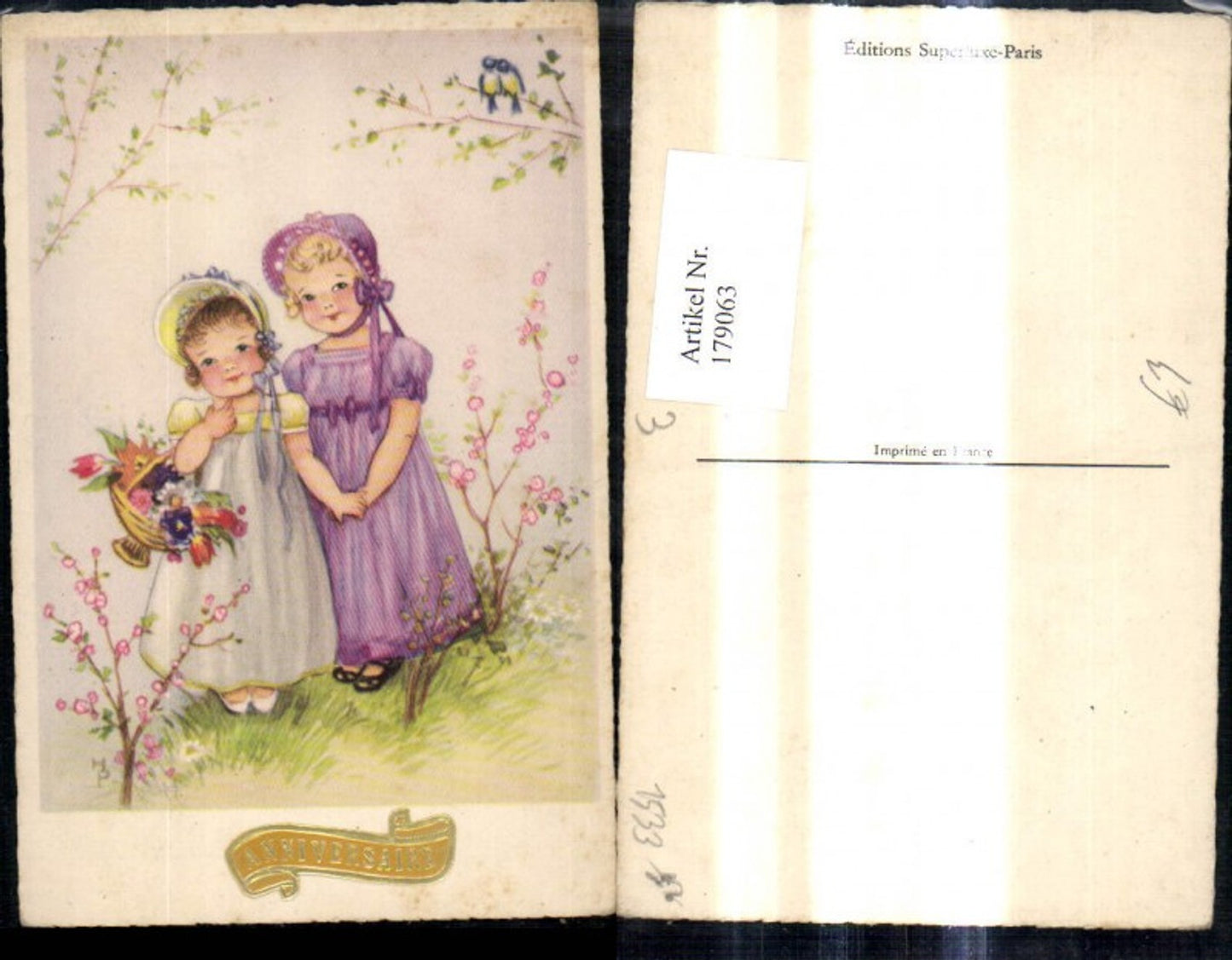179063,Künstler Ak Mädchen Kleider Hüte Hauben Korb m. Blumen Anniversaire Präge Schriftrolle